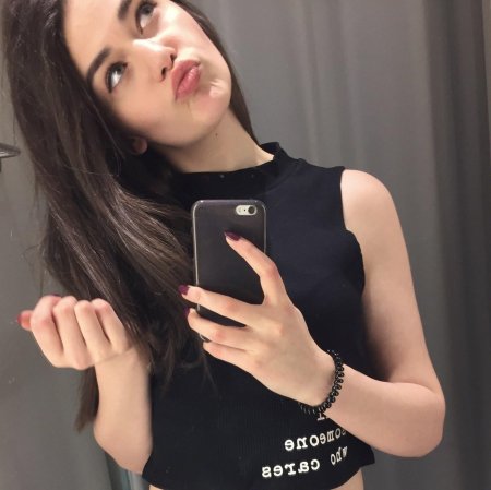 Девушка с айфоном