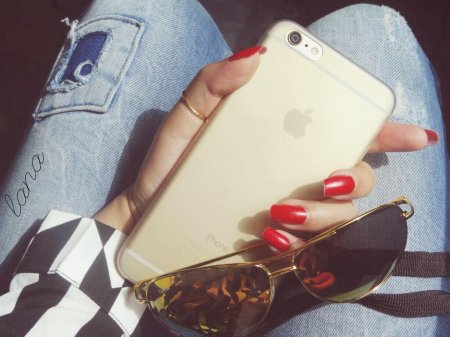 Девушка с айфоном