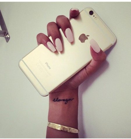 Рука с айфоном