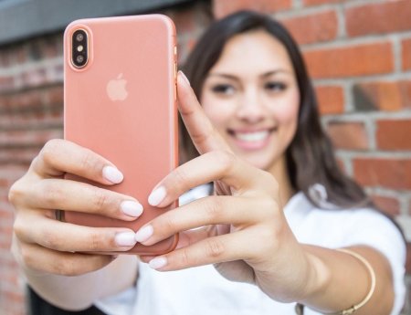 Человек со смартфоном