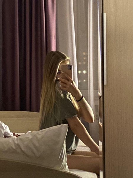 Блондинка красивая девушка