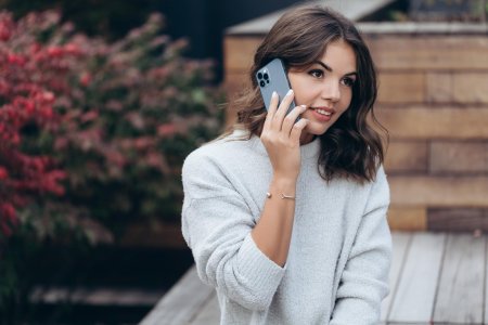 Девушка разговаривает по телефону