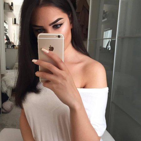 Девушки с айфоном