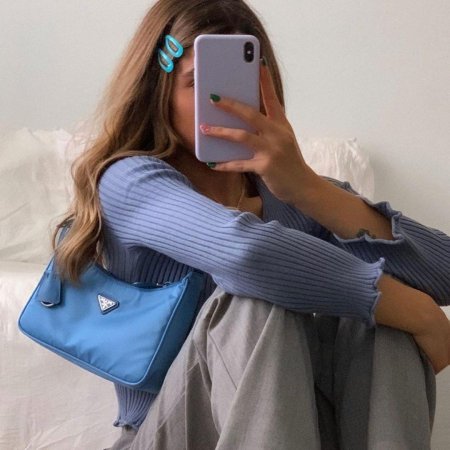 Девочка с айфоном