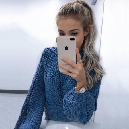 Девушка с айфоном