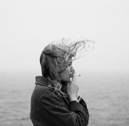 Девушка с сигаретой