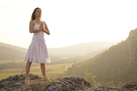 Стоящая женщина