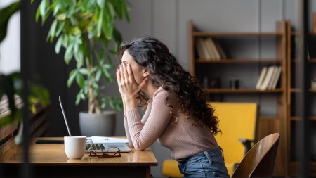 Уставшая женщина