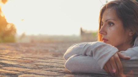 Девушка грустит