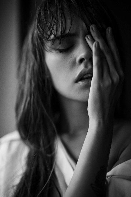 Грустная девушка