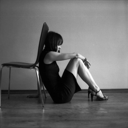 Девушка на стуле