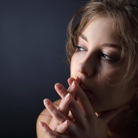 Плачет женщина