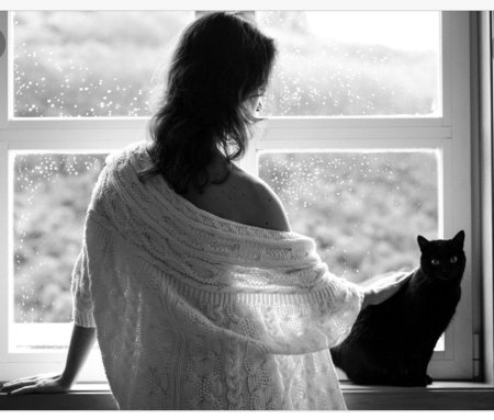 Девушка с котом на подоконнике