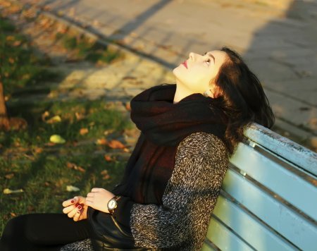 Грустная девушка