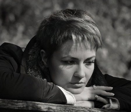 Женщина грустит