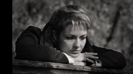 Женщина грустит