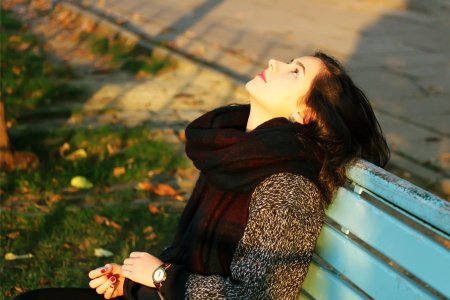 Женщина грустит