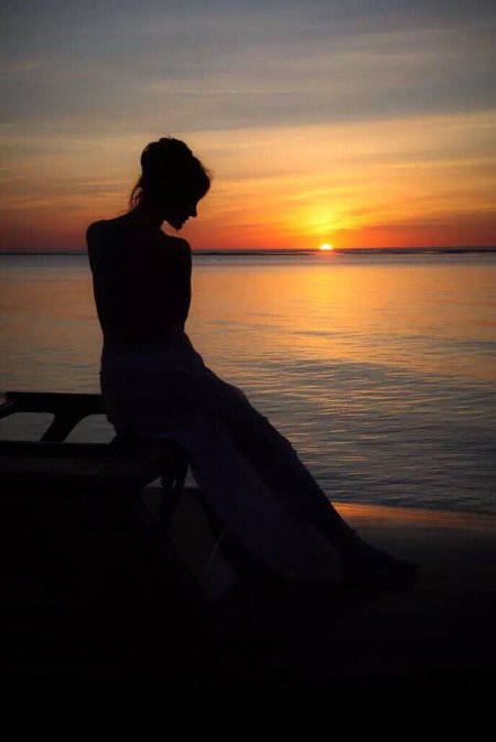 Девушка на закате у моря