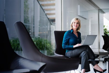 Женщина в офисе