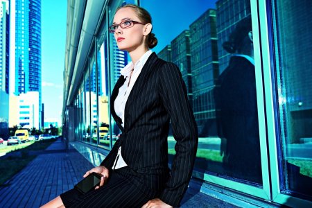 Девушка в деловом костюме