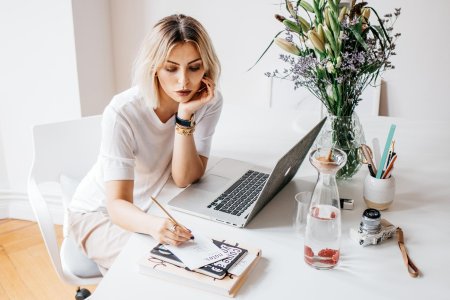 Дизайнер девушка