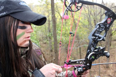 Девушка с блочным луком