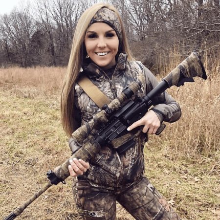 Девушка с ружьем