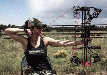 Девушка с блочным луком