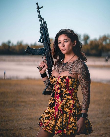 Русская девушка с оружием