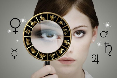 Женщина астролог