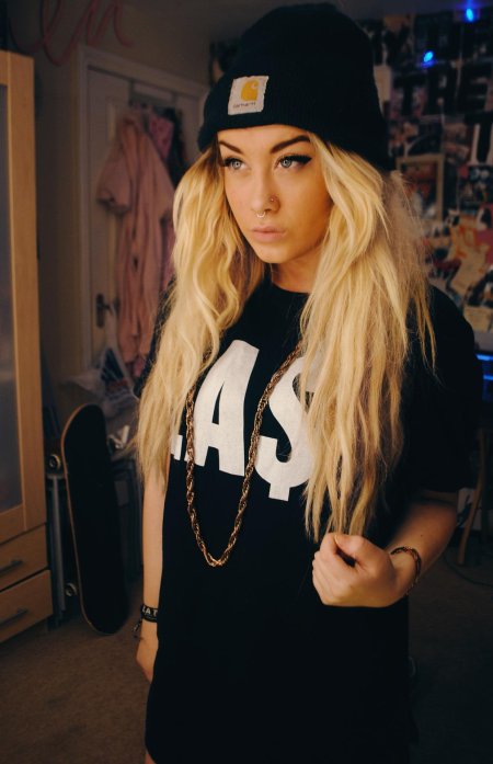 Блондинка в кепке