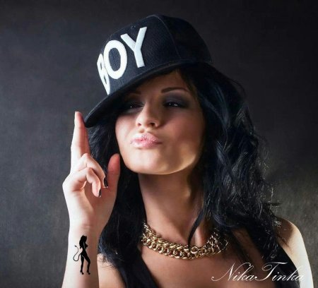 Красивые девушки в бейсболках