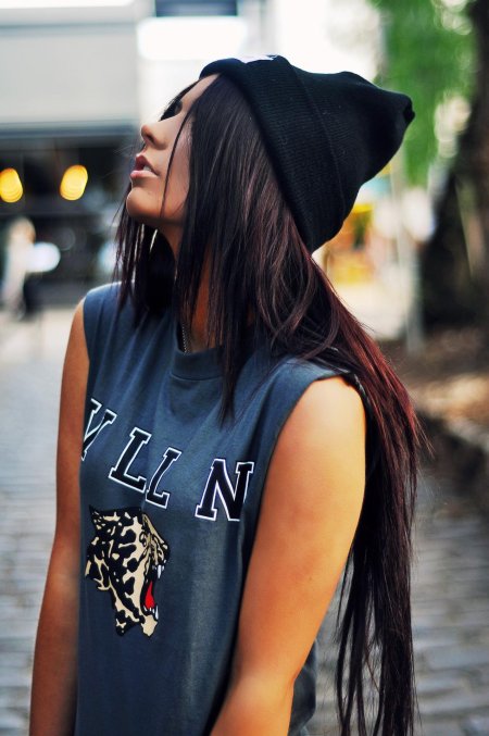 Девушка брюнетка