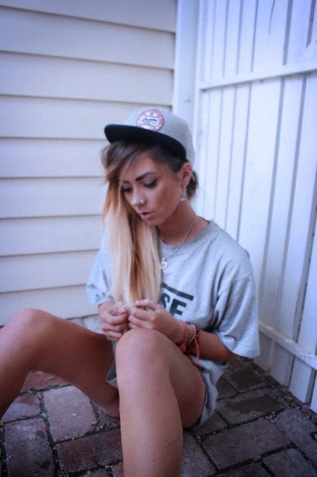 Девушка в кепке