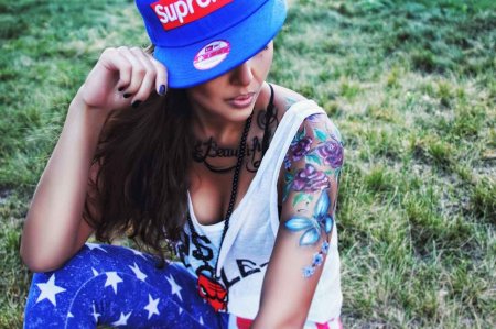 Красивые девушки в бейсболках