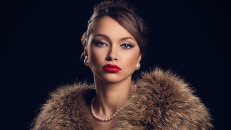 Красивые женщины в мехах и бриллиантах