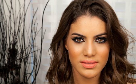 Макияж для смуглой кожи и карих глаз