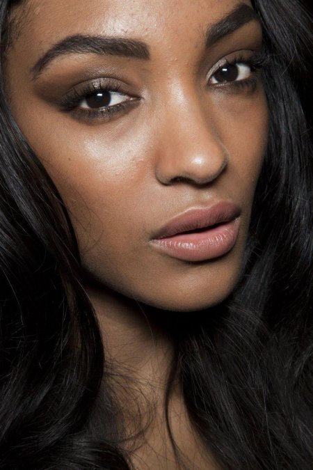 Смуглая девушка