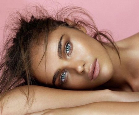 Смуглая девушка с голубыми глазами