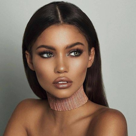 Девушка со смуглой кожей