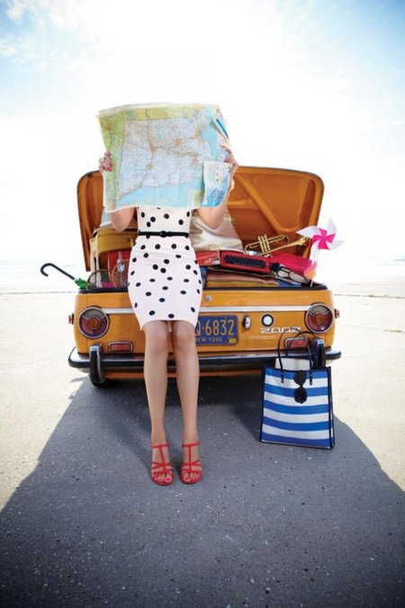 Девушка с чемоданами