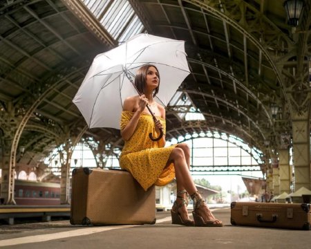 Девушка с чемоданами