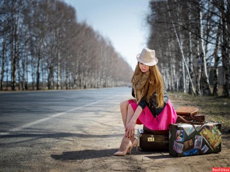 Девушка с чемоданами