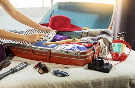 Девушка собирает чемодан