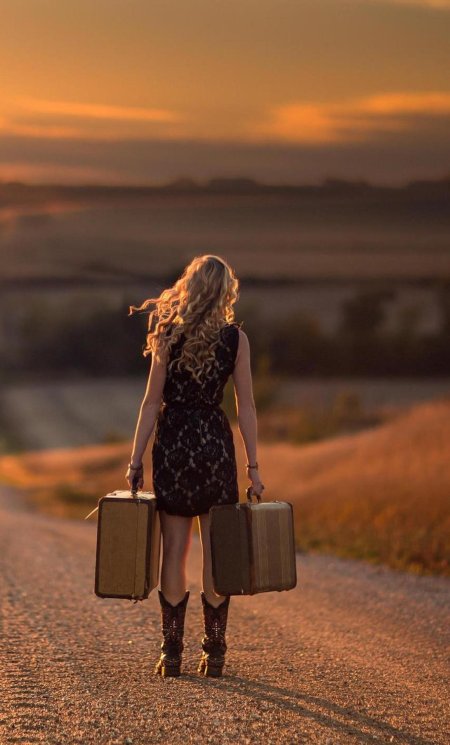 Девушка с чемоданами