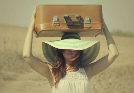 Девушка с чемоданами