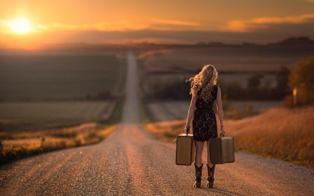 Девушка идет по дороге