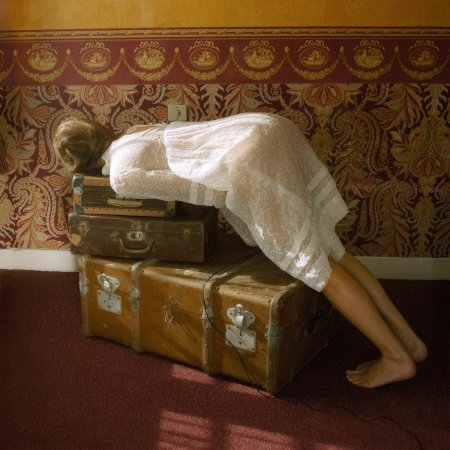 Девушка собирает чемодан