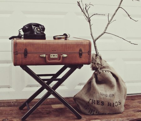 Старые чемоданы в интерьере