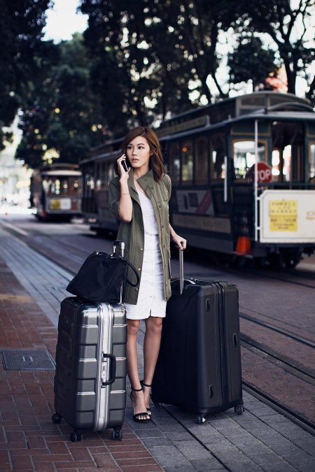 Девушка с чемоданами